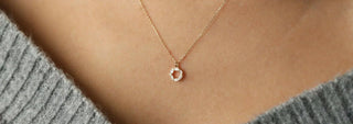 Altın Minimal Kolye: Şıklığın Basitliği