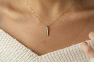 Taşlı Uzun Dikdörtgen Altın Kolye