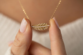 Tropikal Taşlı Yaprak Altın Kolye