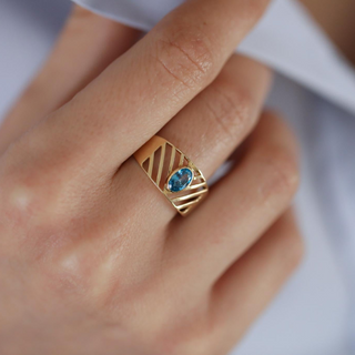 Mavi Oval Taşlı Modern Altın Yüzük