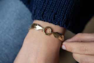 W Desen Kalın Altın Bileklik