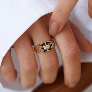 Siyah Mineli Taşlı Altın Yüzük