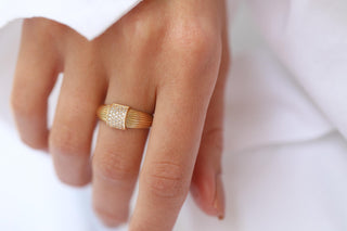 Taşlı Modern Zarif Altın Yüzük