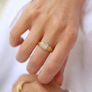 Taşlı Modern Zarif Altın Yüzük