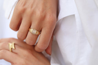 Taşlı Modern Zarif Altın Yüzük