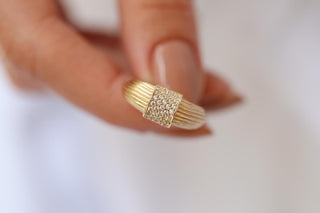 Taşlı Modern Zarif Altın Yüzük