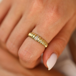 Tek Bombe Taşlı Altın Yüzük