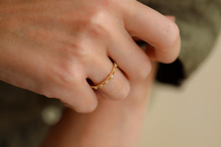 Taşlı Minimalist Altın Yüzük