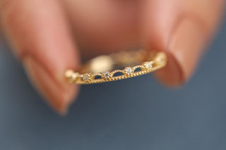 Taşlı Minimalist Altın Yüzük