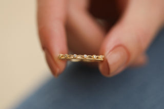 Taşlı Minimalist Altın Yüzük