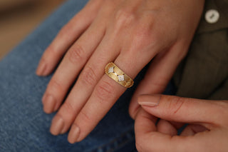 Taşlı Çizgili Altın Yüzük