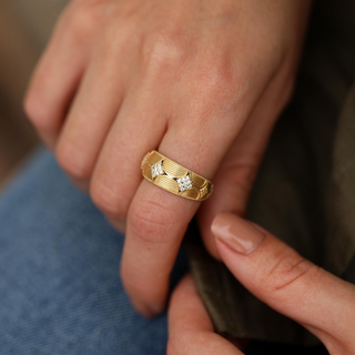 Taşlı Çizgili Altın Yüzük