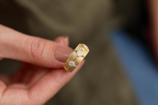 Taşlı Çizgili Altın Yüzük