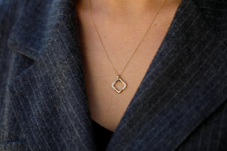 Tasarım Taşlı Geometrik Altın Kolye